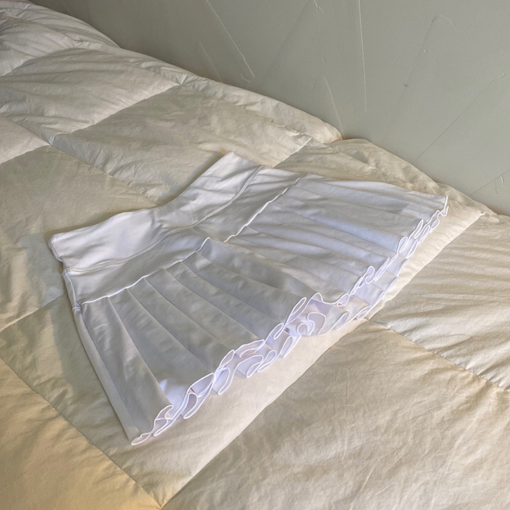 Basic white mini tennis skirt, size medium